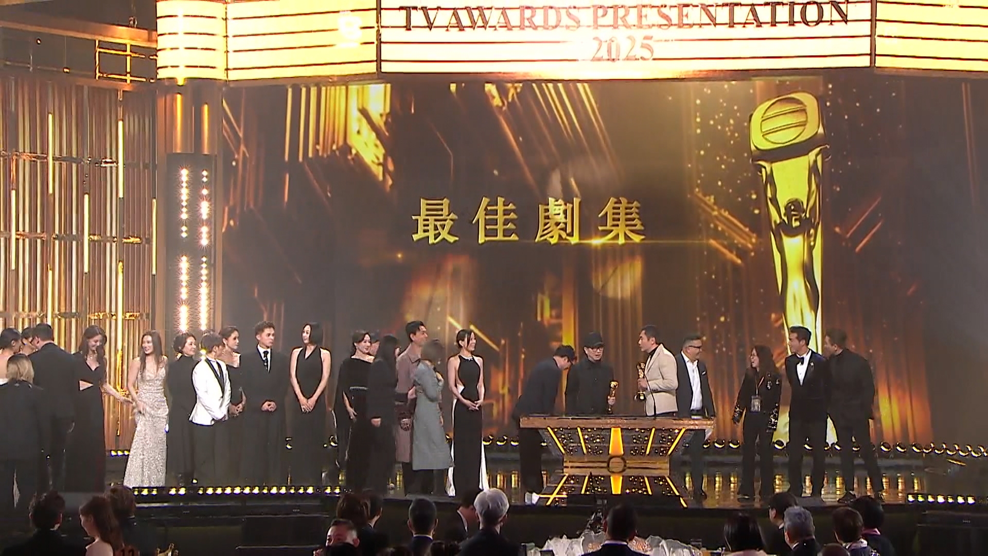 昨晚舉行的《萬千星輝頒獎典禮2025》，《新聞女王2》囊括九個獎項，包括最佳劇集、視帝、視后、男女配角，以及最佳電視歌曲獎，成為大贏家。