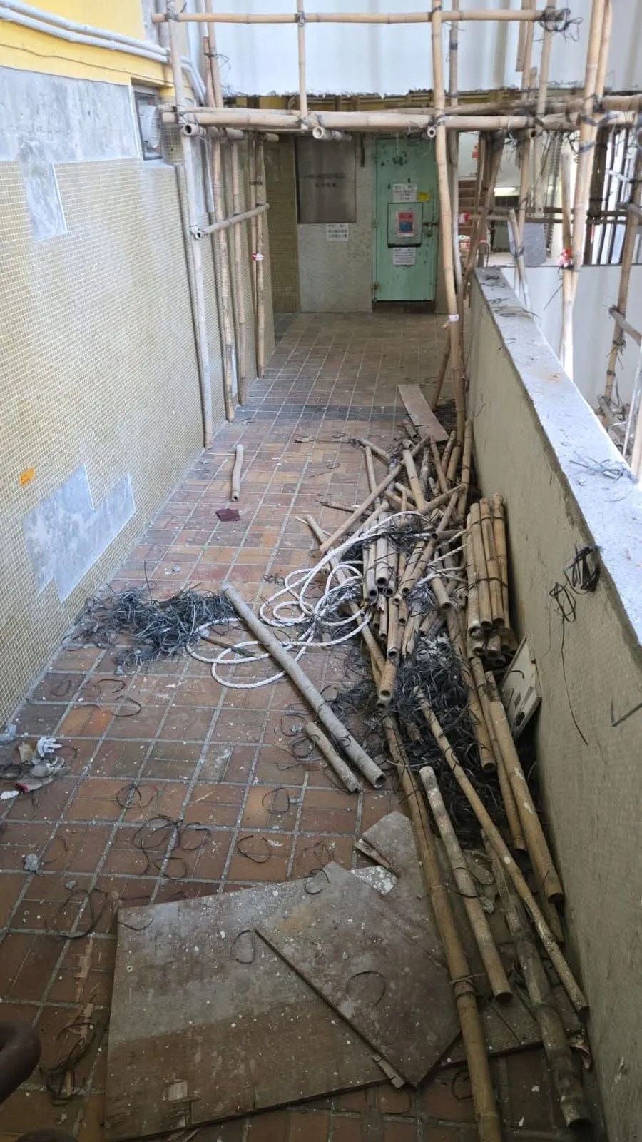 東張西望報料｜穗禾苑拆棚工人「飛竹」掉落街　街坊險遭打中：恐怖高空擲物