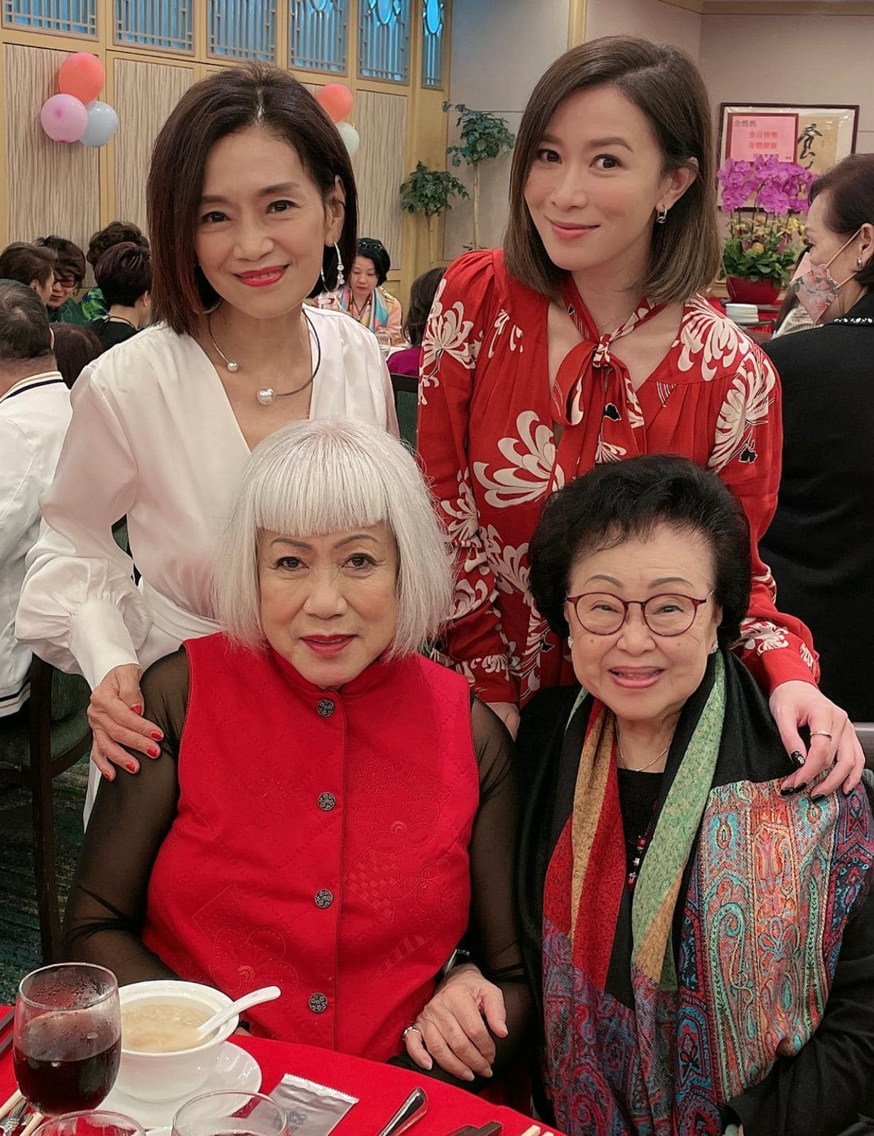 佘媽媽曾任電台DJ，所以相識滿天下