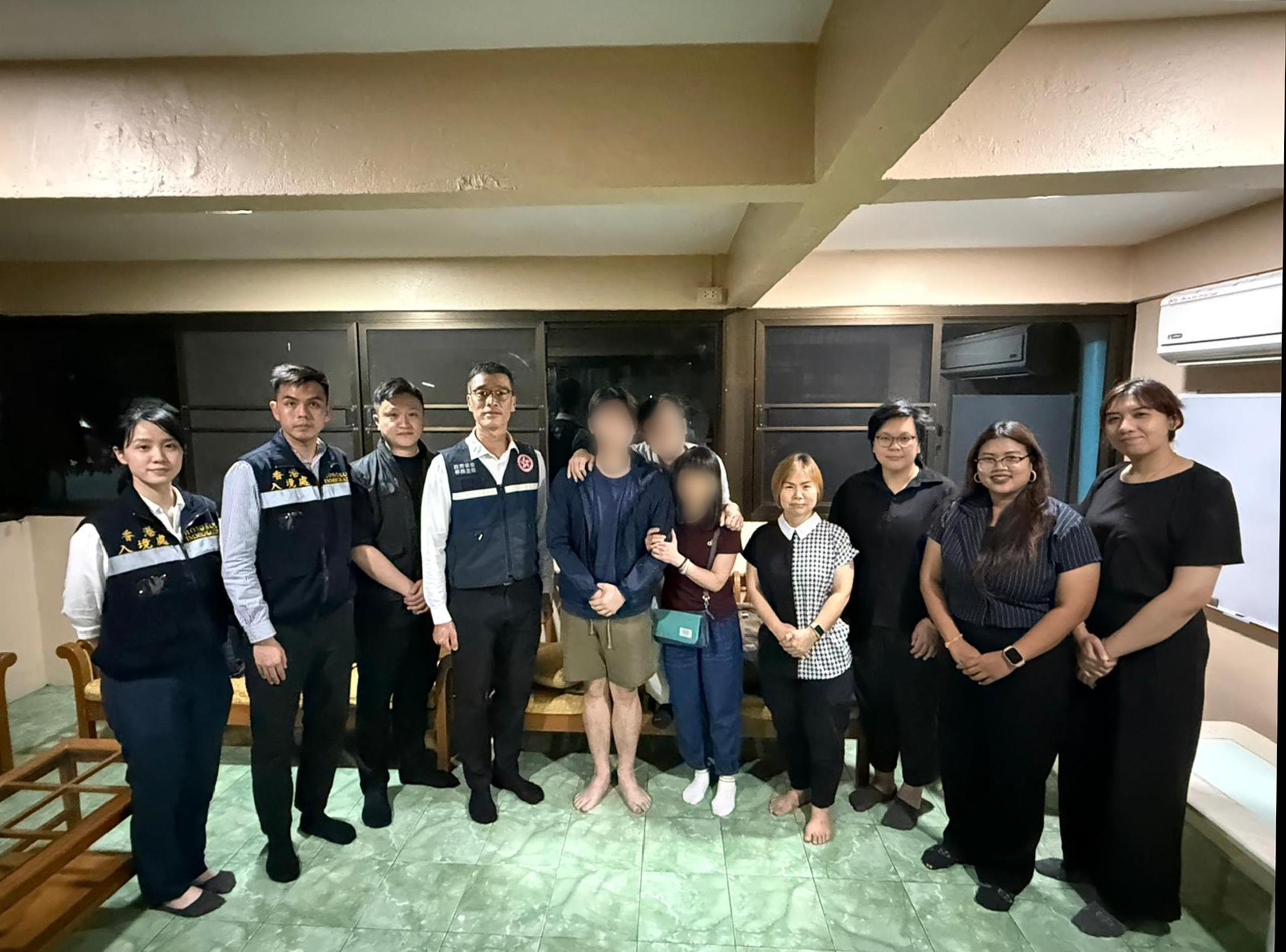 圖示獲救港人（左五）在當地與家屬團聚。（保安局圖片）