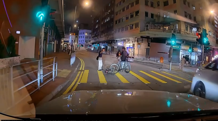 車Cam直擊｜電動單車衝紅燈直衝撞跌單車友