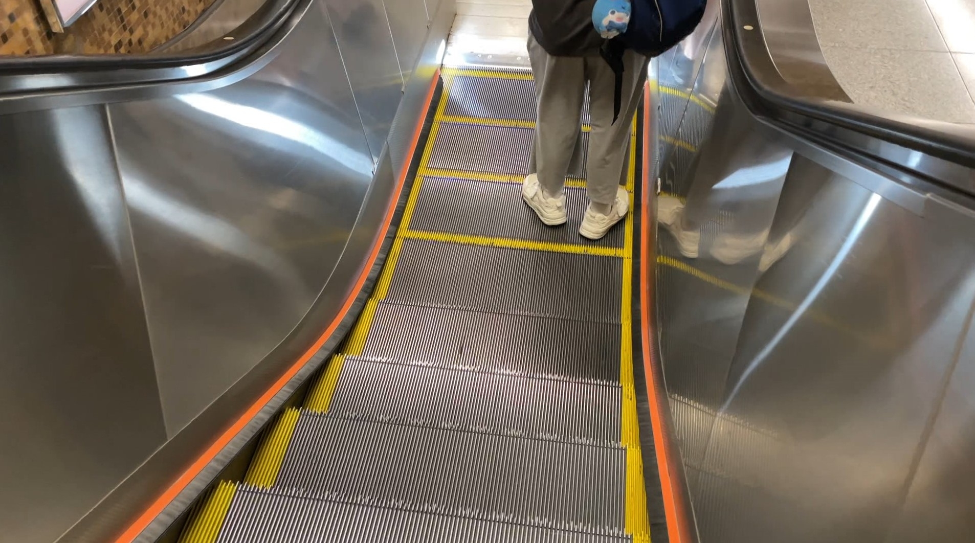 東張西望｜鐵路扶手電梯誤夾細路「好驚險」，事主兒子鞋底被夾報東張公開事件。