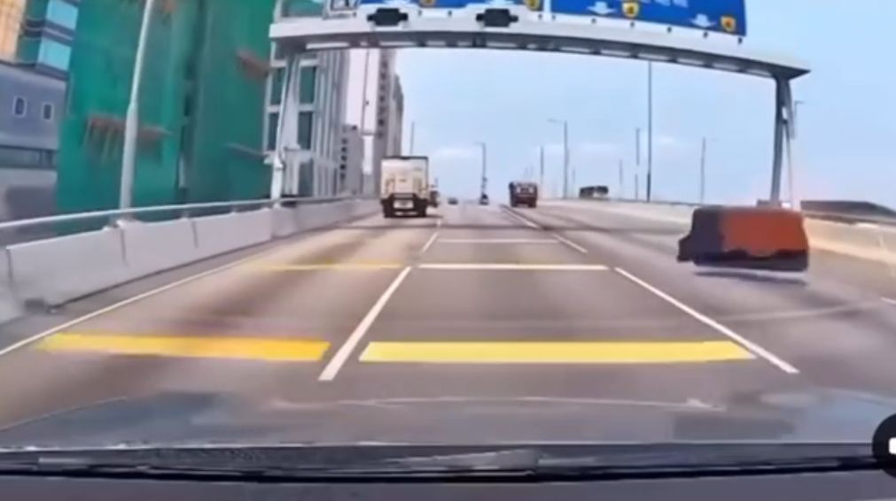 西環天橋勾斗車誤跌梳化落地後車險中