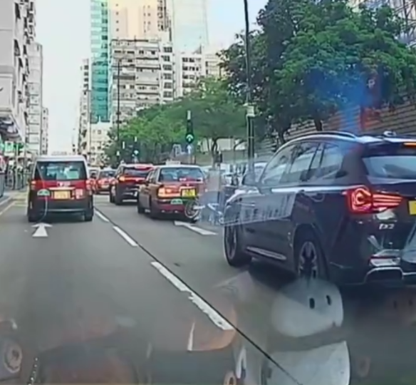 車Cam直擊｜電動單車馬路行快線送外賣追尾撞的士