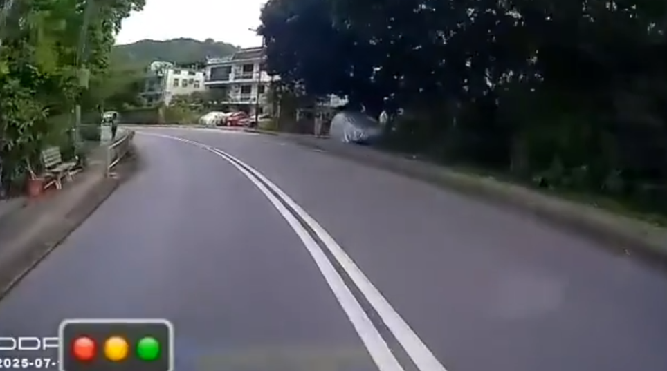 車Cam直擊｜少年北潭涌追巴士險走車　遇好心車長停車等候網民大讚