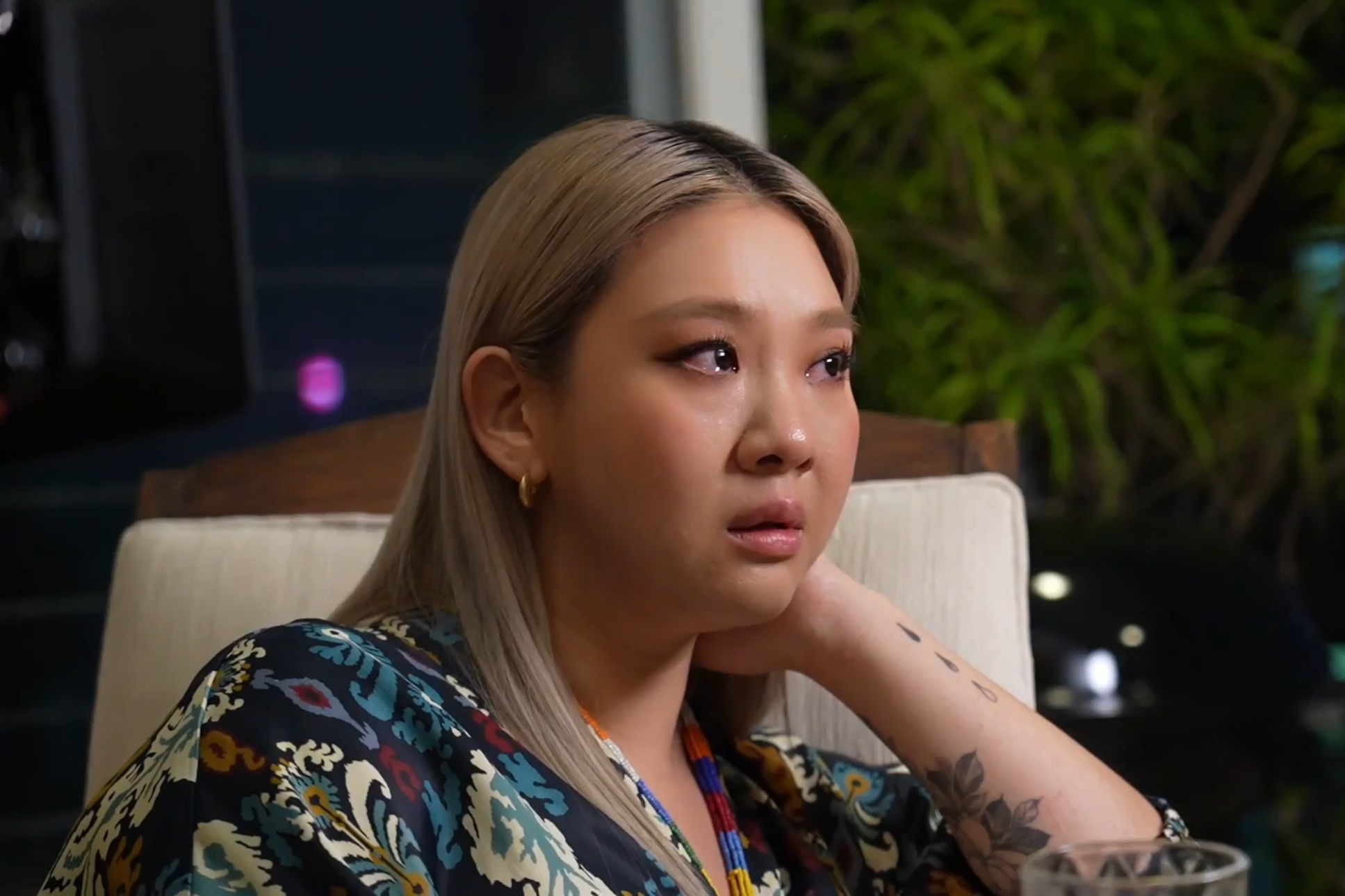欣宜拍攝新歌MV，兩度應導演要求當場淚灑