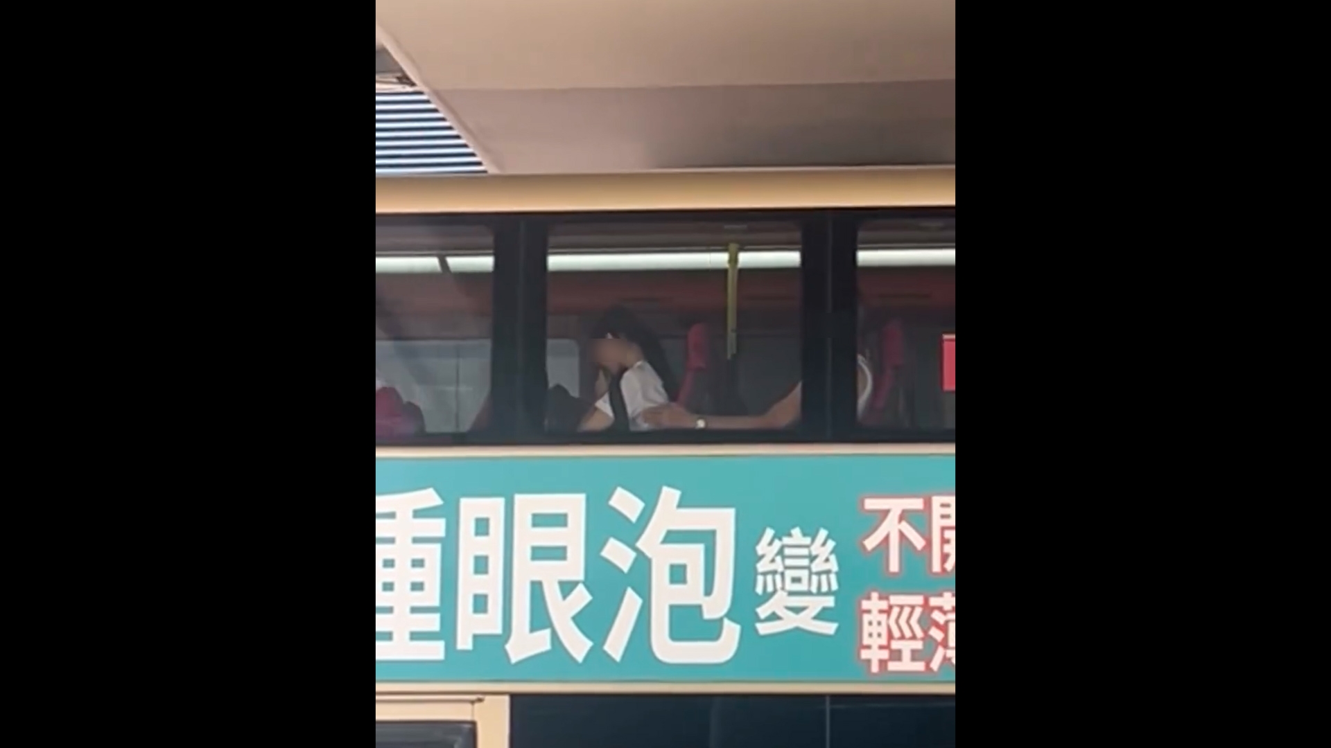 一名阿叔坐在後座，伸手向前座一名身穿白色校服的女學生，從背後摸向側胸位置，不停「抽水」。