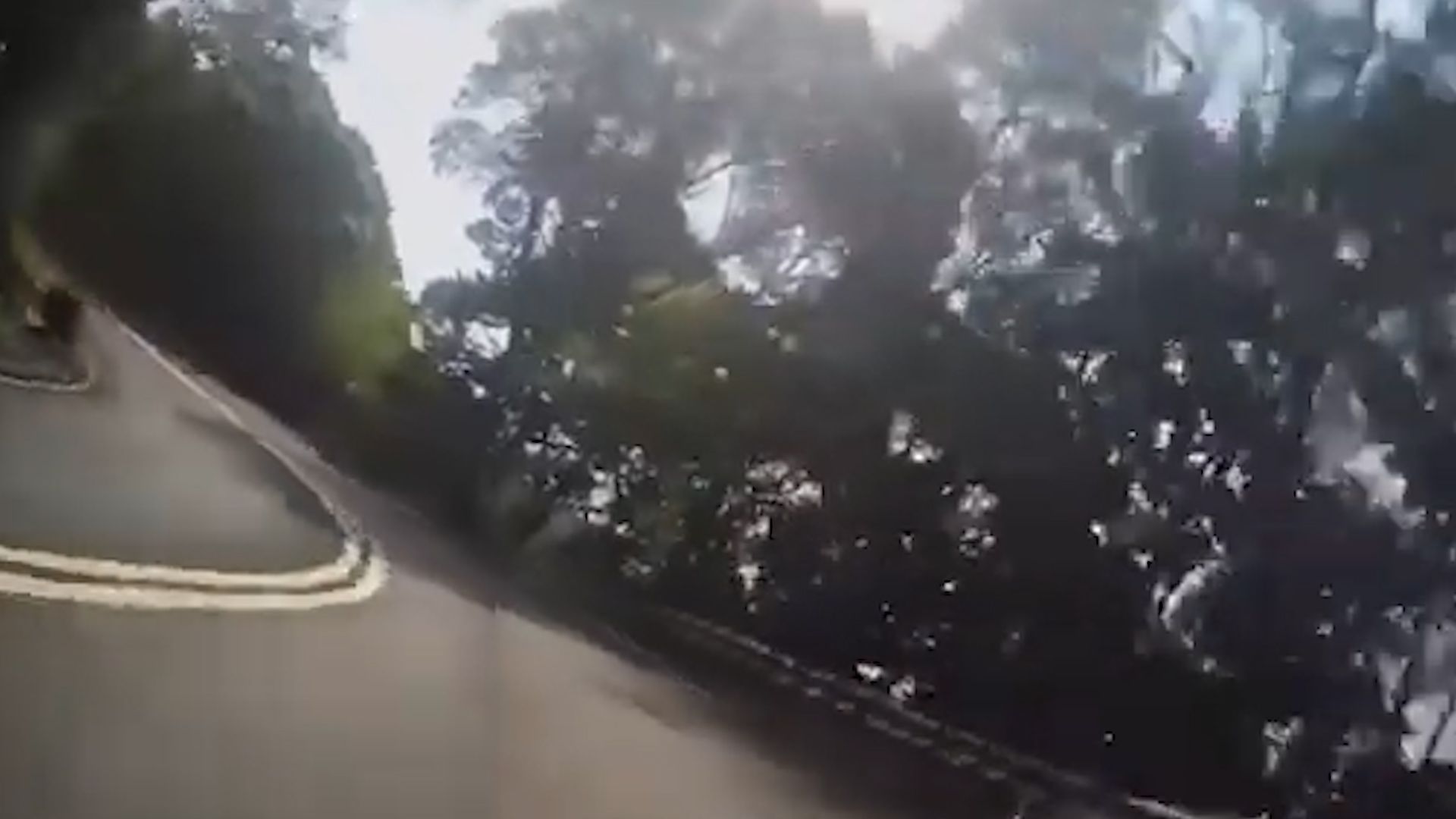 荃錦公路鐵騎士彎位失事翻滾6圈，電單車撼向山邊再反彈。