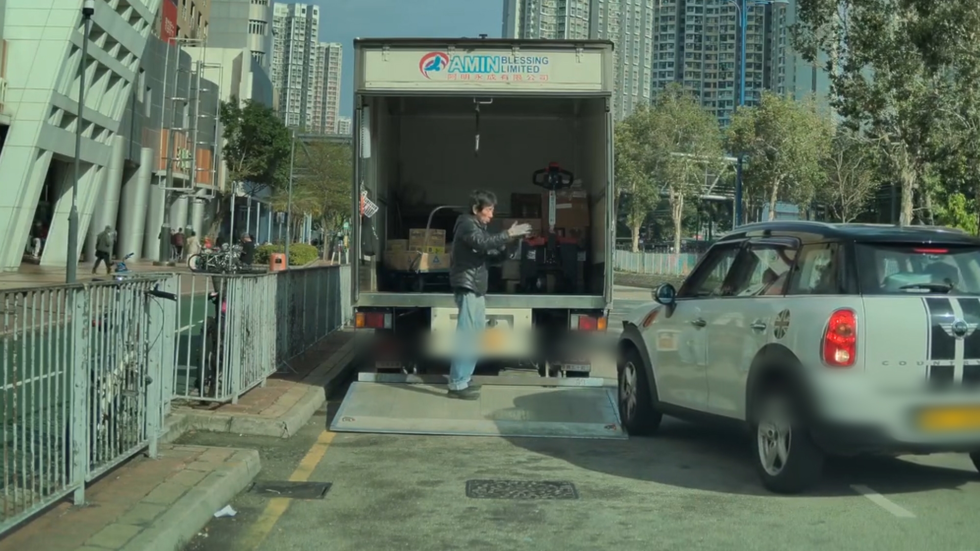 車Cam直擊｜天水圍大懵司機先撞私家車再撞貨車　網民笑稱：馬路核彈