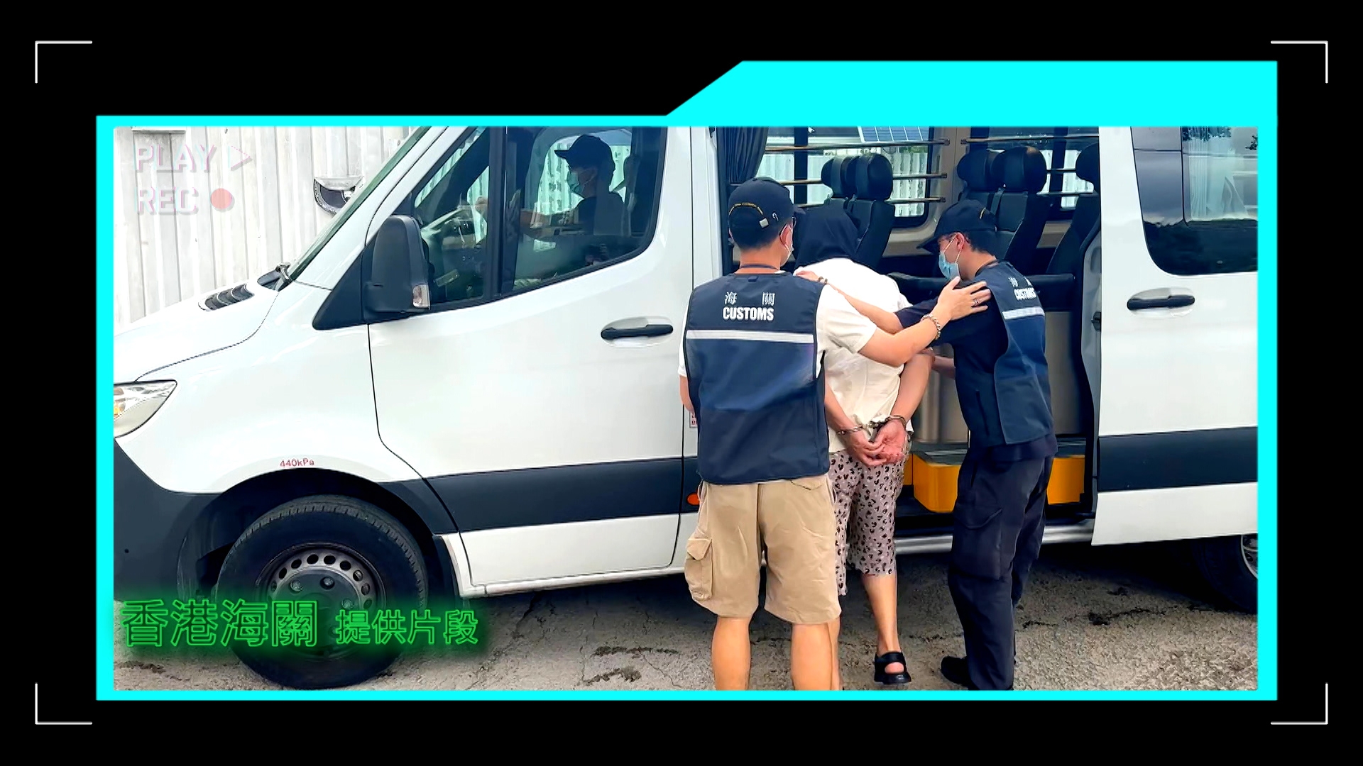 張瑞敏指，海關會透過風險評估和情報分析，從源頭堵截，於各口岸及全港各區打擊非法汽油活動。海關亦設有打擊非法汽油專責隊伍，加強巡查。