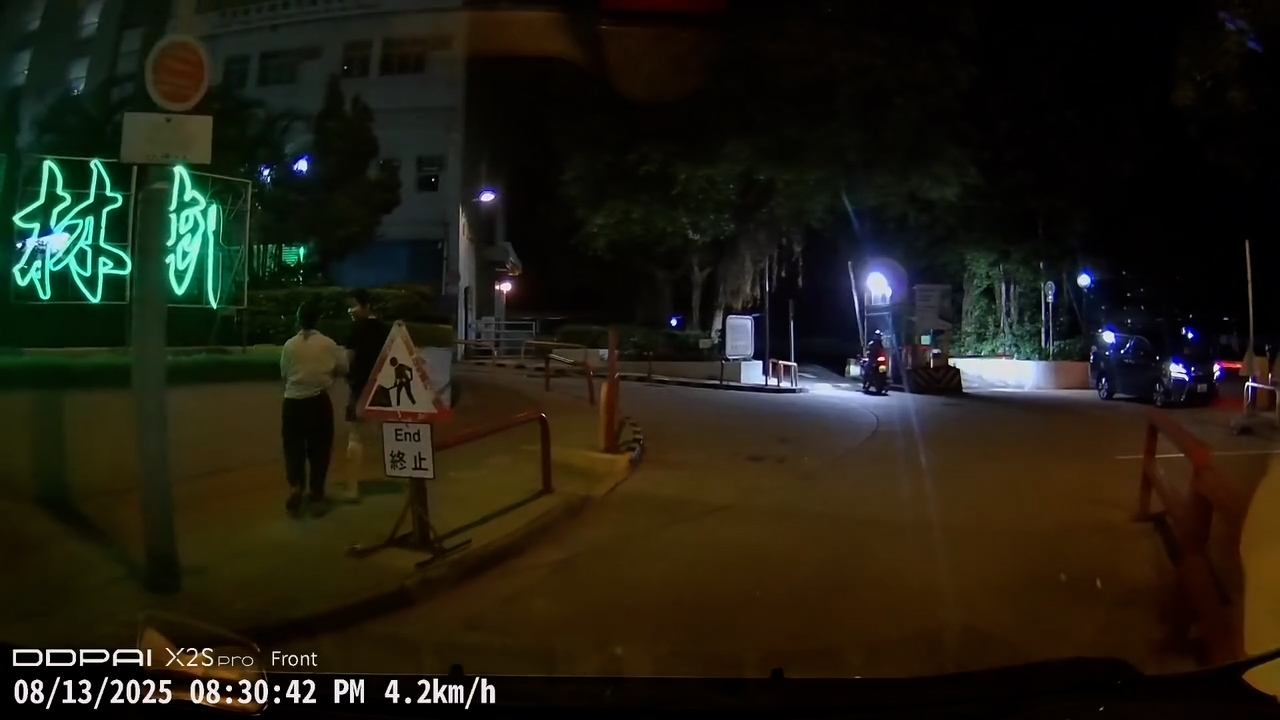 當時有兩名行人途經工地，被巨響嚇得急步離去。（Facebook影片截圖）