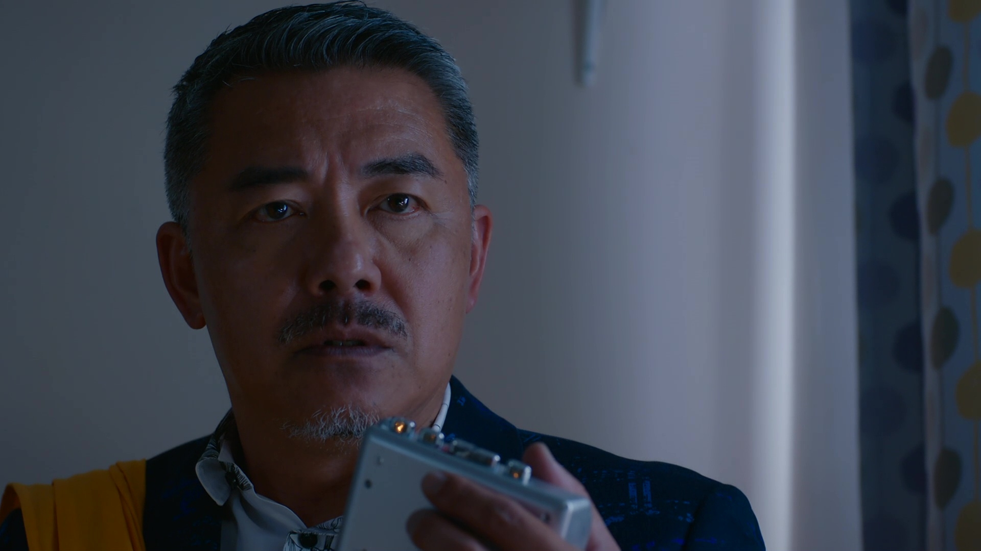 江志強發現錄音機嘅秘密，出盡法寶加速柳芳煙消雲散。