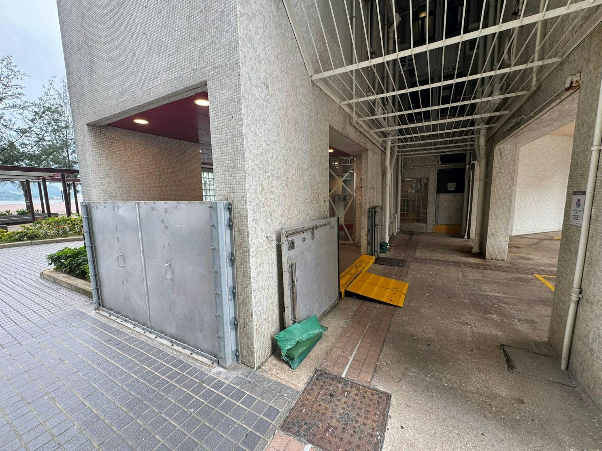 杏花邨及杏花新城展開防風措施。（港鐵圖片）