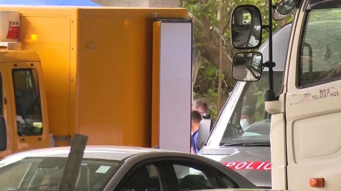 仵工到場將遺體移送殮房。