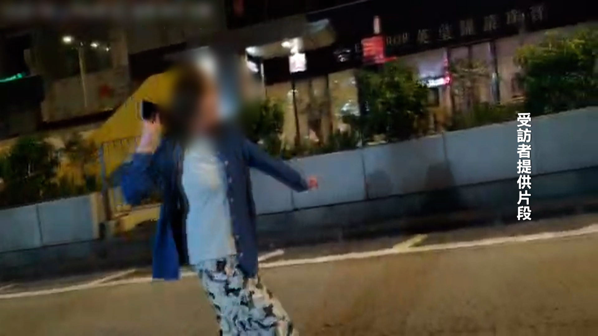 Mark拔下行車記錄儀拍攝當時情況，見到該名外籍女士突然把電話擲向私家車。Mark喝止外籍女士的行為，對方則停止了一陣子。