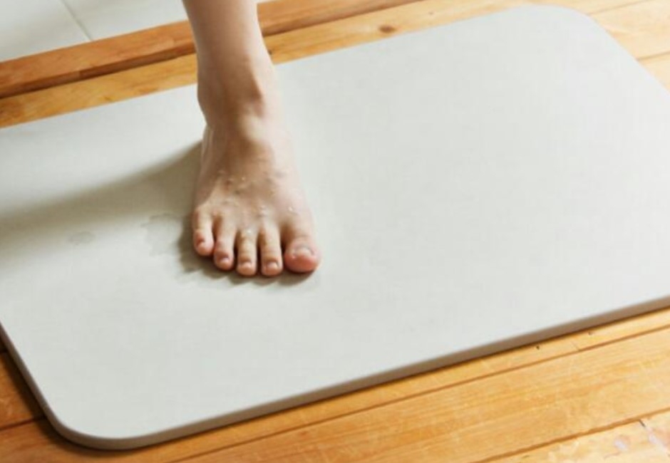 他上網問「珪藻土地墊」好用嗎？網友提2大缺點竟勸「別買」｜熱門話題｜網路溫度計DailyView