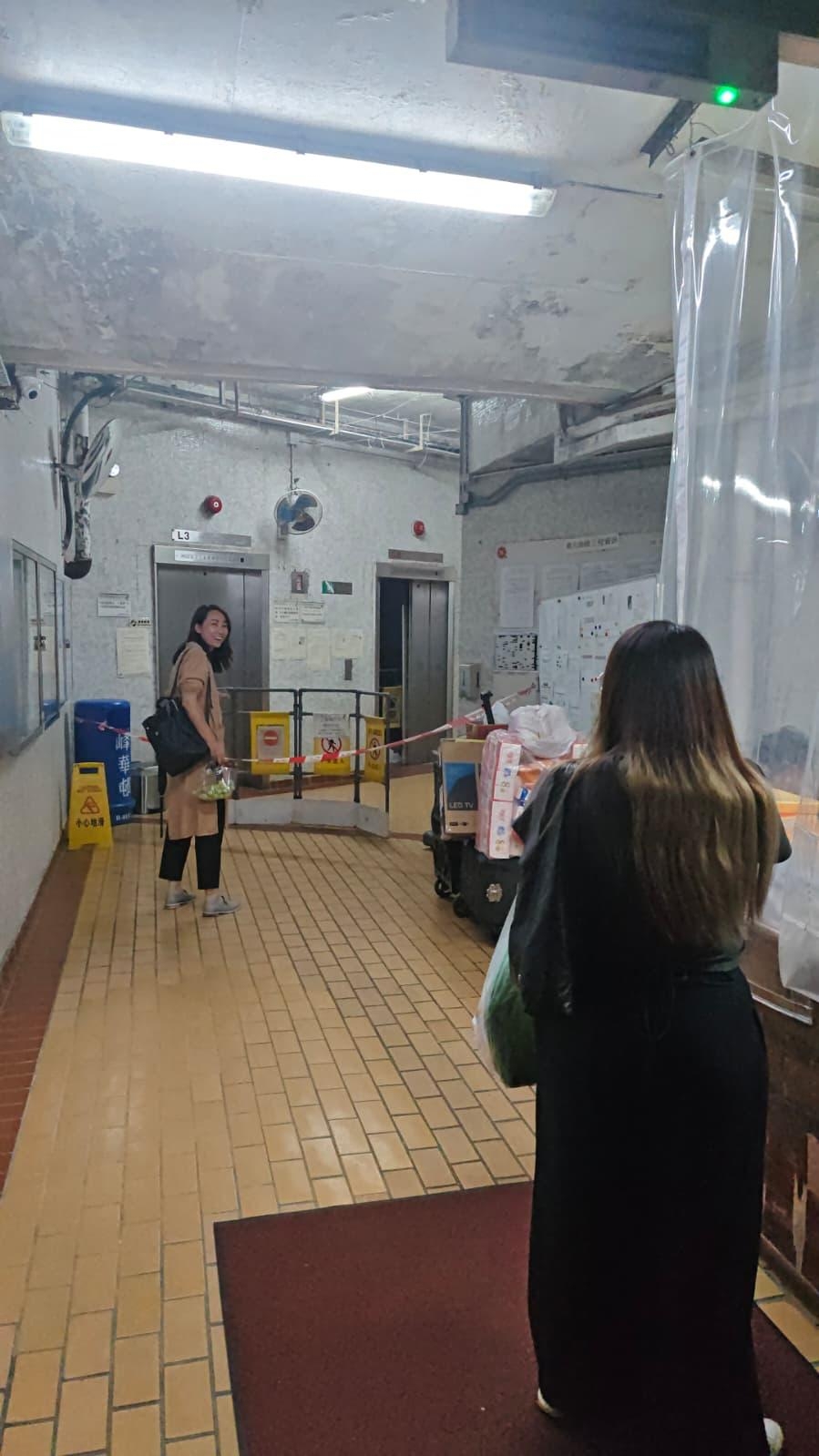 昨日晚間曉峰樓全部電梯停用，大廈住戶需要行樓梯回家。（報料觀眾提供圖片）