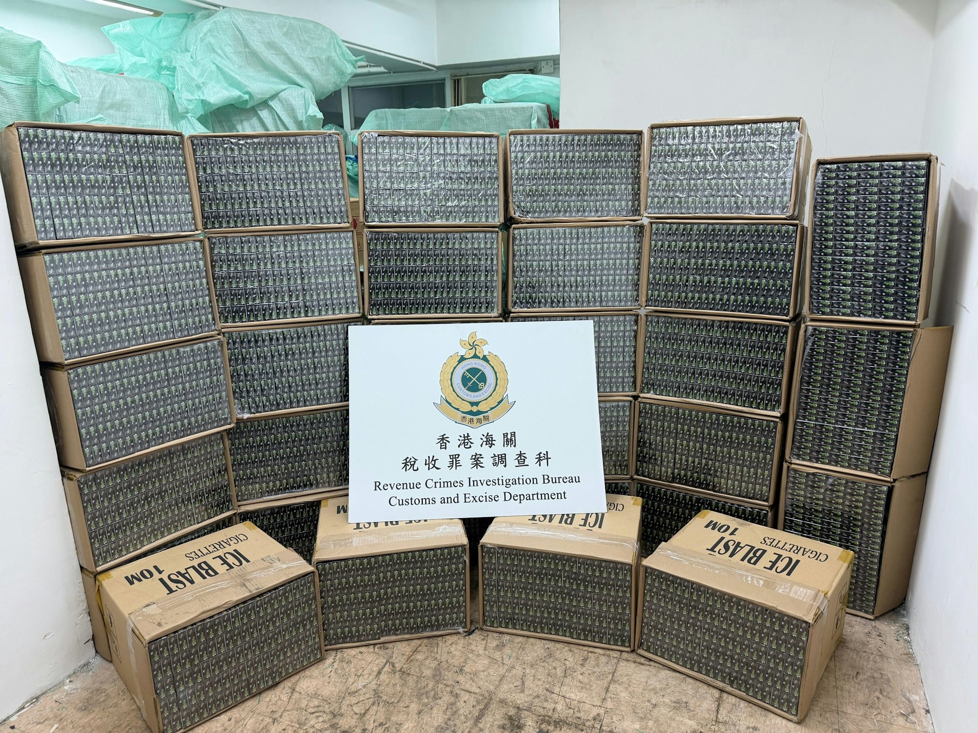 海關在屯門三個工廈單位檢獲近千萬支私煙。（海關圖片）