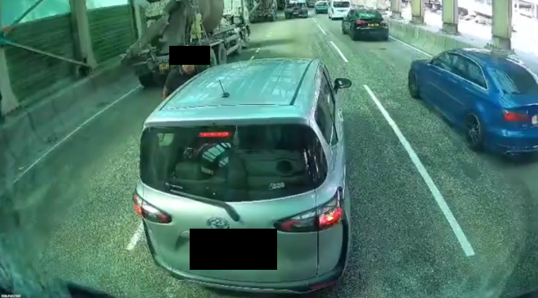 車Cam直擊｜屯門公路私家車突停駛「閘大車」　疑不服氣路中心落車