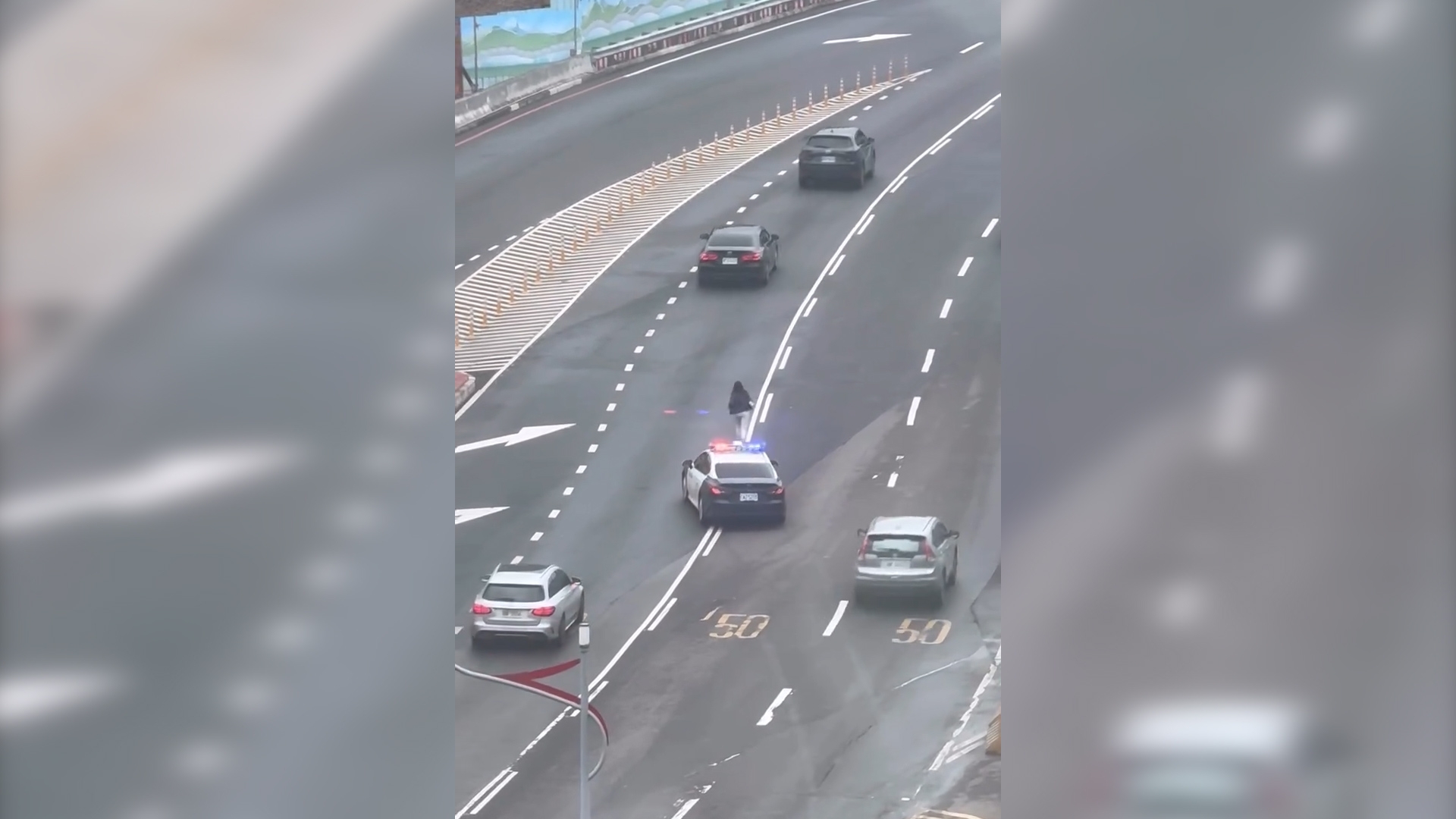 48歲港女桃園機場「趕登機」　疑因迷路狂奔高速公路全程被拍下 (Threads@ming_01_12)