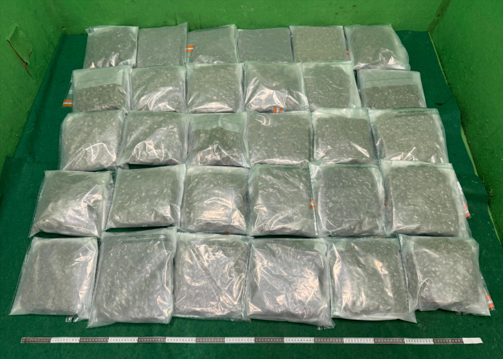 27歲女泰國回港行李藏16公斤大麻　海關即場拘捕　女子被黑布蒙頭神清呆滯 (海關提供)