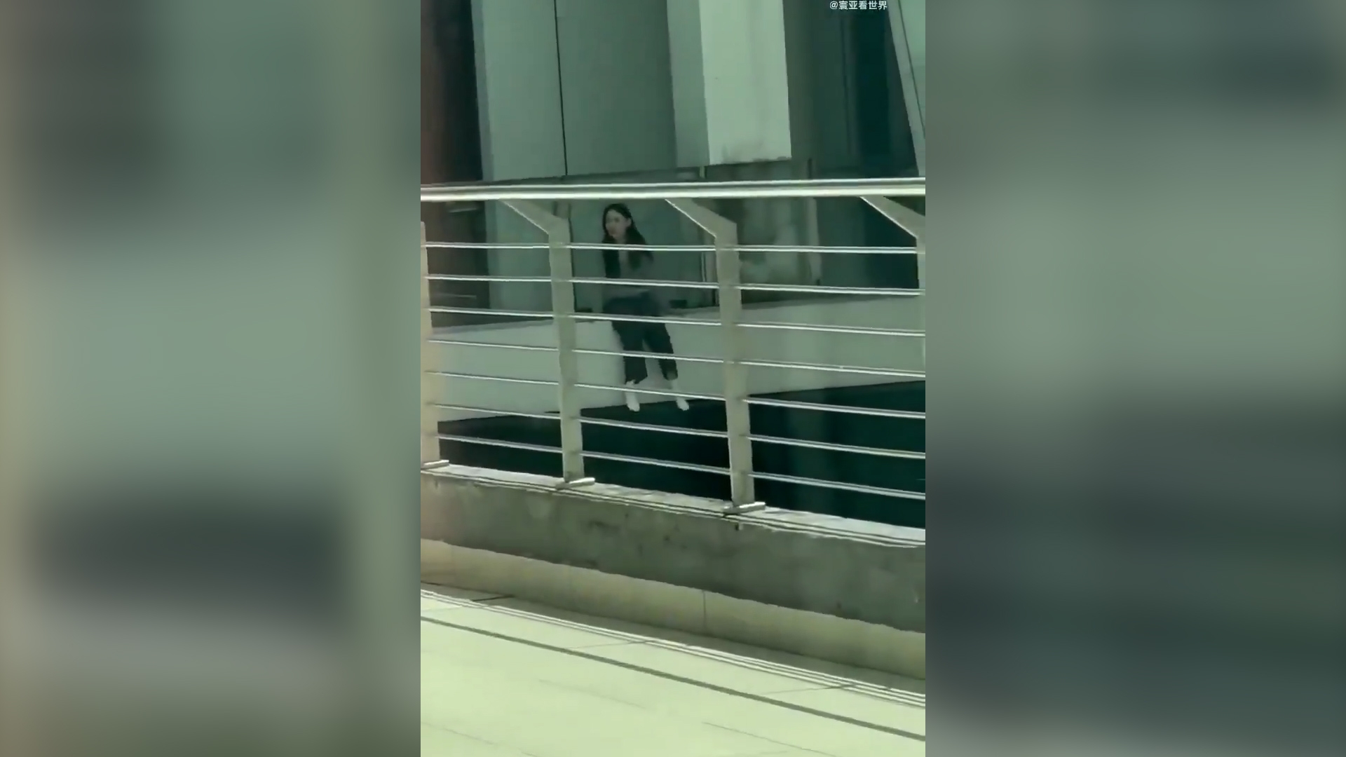 有片慎入｜吉隆坡機場中國女子危坐大樓外　掙扎期間墮下