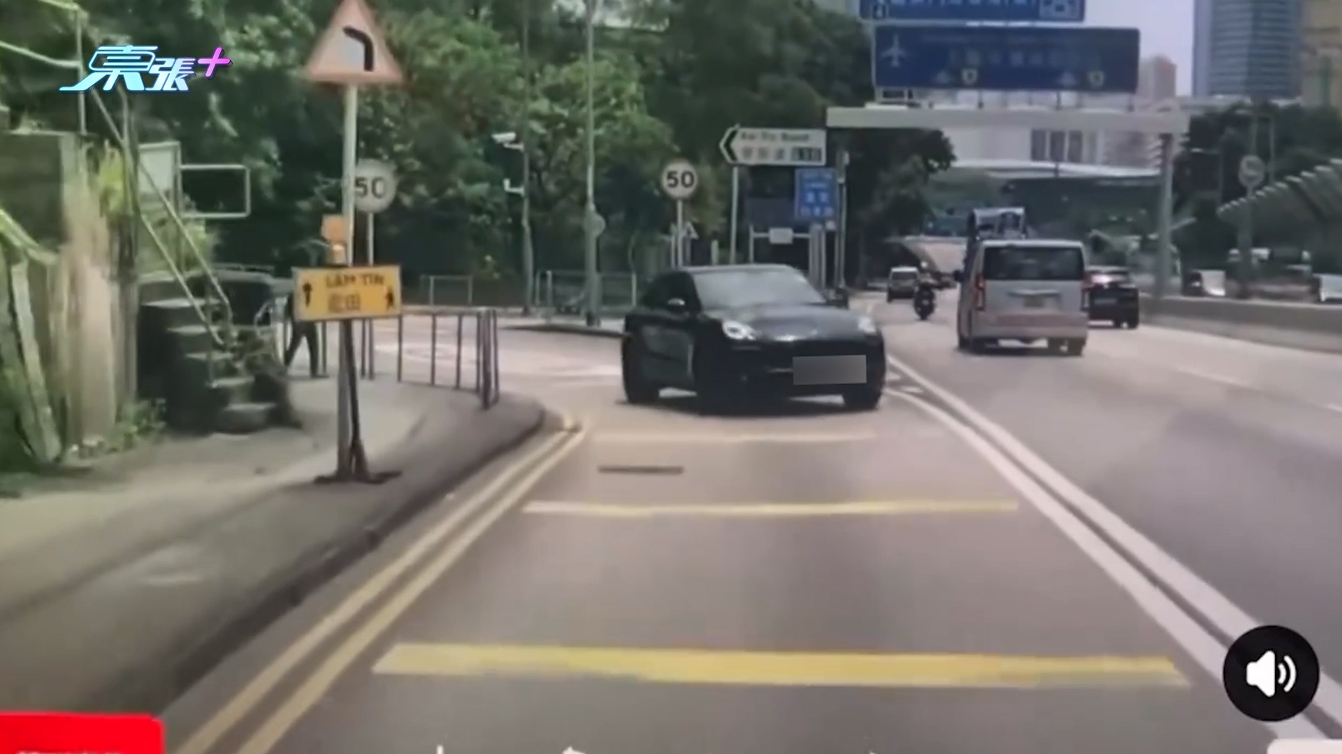 車Cam直擊｜將軍澳隧道出口驚現「神級逆線」　黑色私家車逆駛橫插主路 （FB＠Kitty Chau）