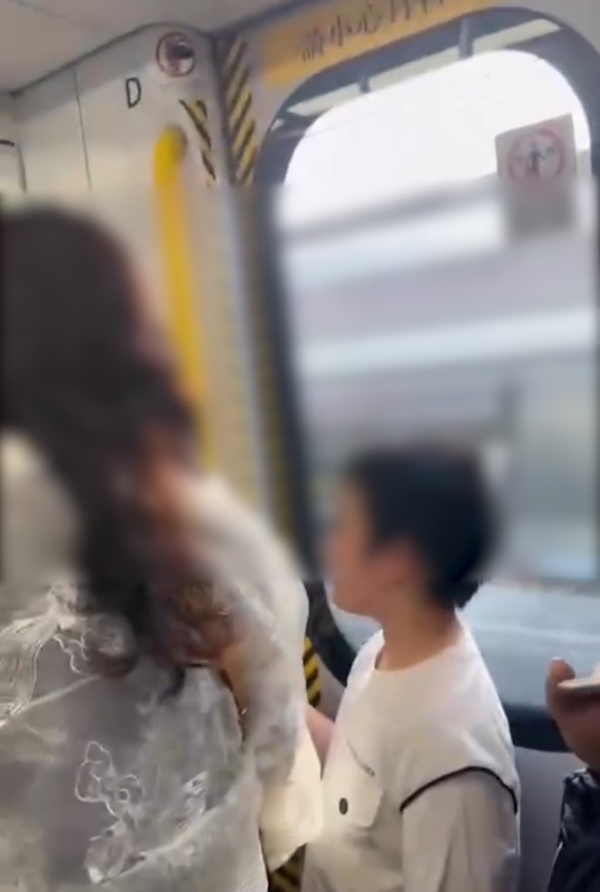 東鐵拖篋大媽踩細路女發惡鬧返乘客　唔道歉更大戰圍攻惹眾怒