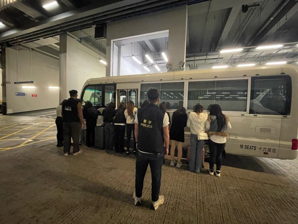 警方尖沙咀油麻地展掃黃行動共拘24名內地女。(警方提供)