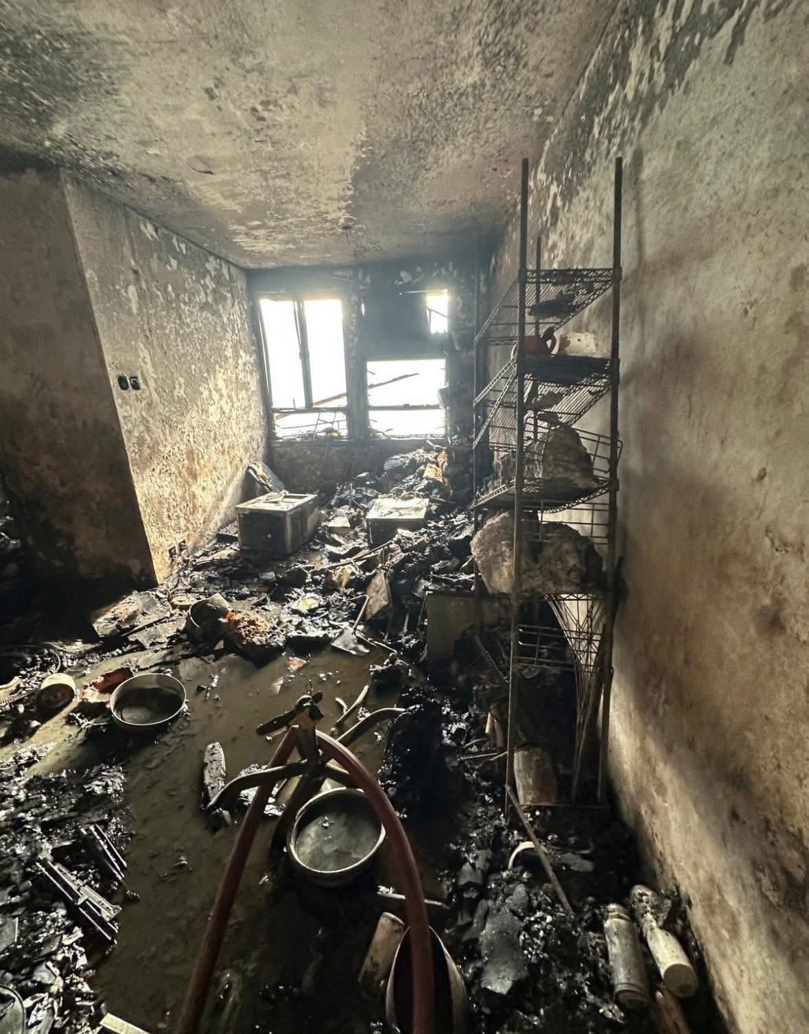 大埔宏福苑五級火｜災後單位慘況大公開，內櫳「甩皮甩骨」慘絕人寰。(FB@Kitty Chau)