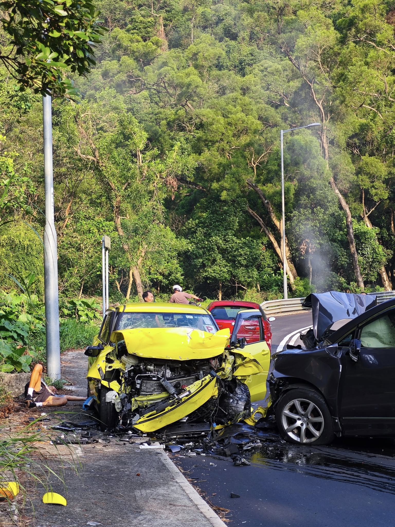 大埔新娘潭路車禍　P牌「辣椒仔」私家車撞七人車　3人受傷