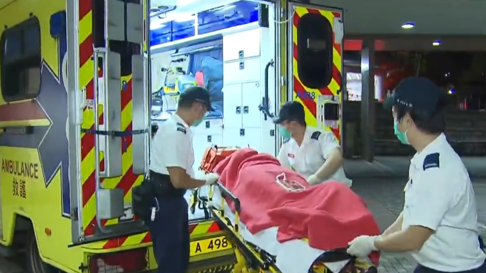 傷者由救護車送院治理