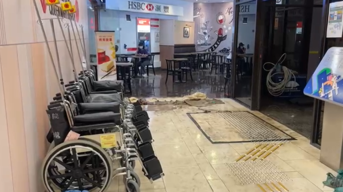 東張西望｜東張+直擊瑪麗醫院　女士黑雨下苦等小巴兩個鐘　的士無法上落山接客