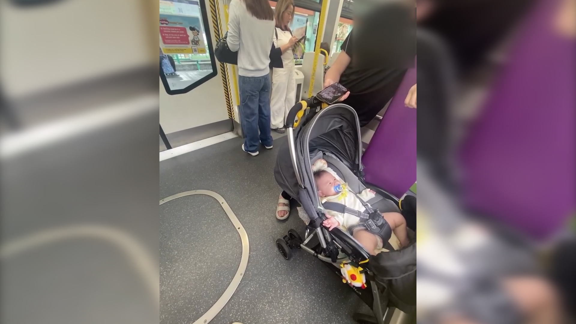 天水圍輕鐵男子當眾「虐嬰」　狂打BB腳廿幾次