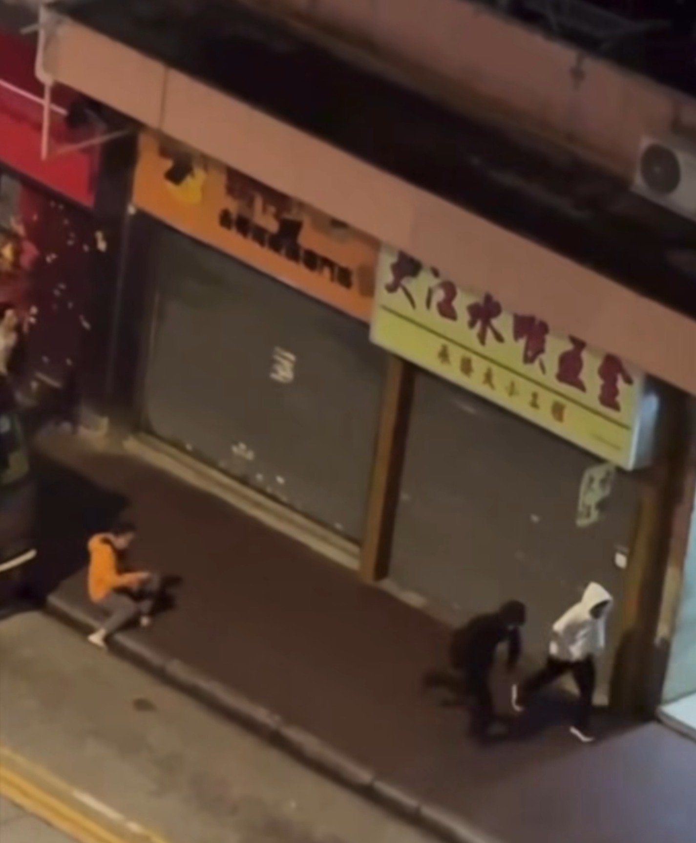 橙衫男子的呼救聲吸引到街邊一間機舖內的途人注意，有人隨即走出街頭介入，兩名疑犯見狀即時逃離現場。