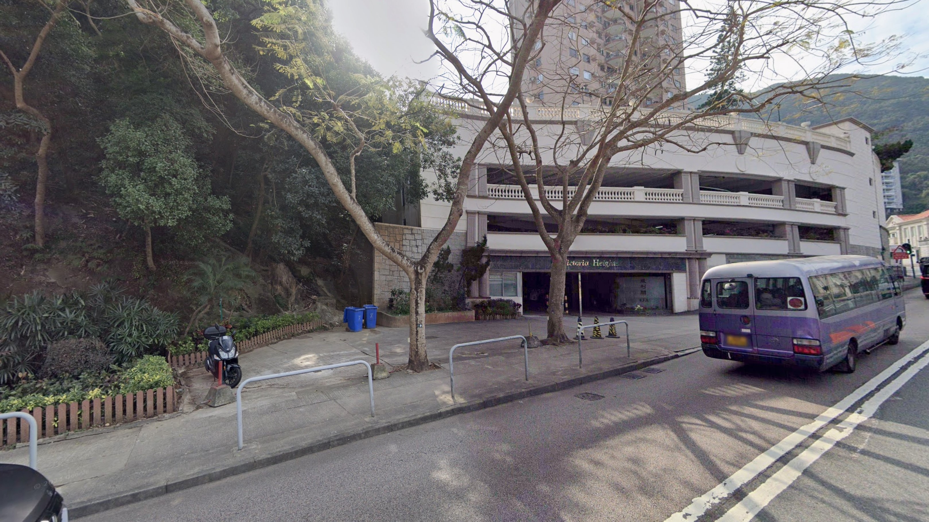 今日（3月11日）下午1時40分，警方接報，跑馬地司徒拔道43A號威利閣對開山坡，發現疑似手榴彈。（Google街景截圖）