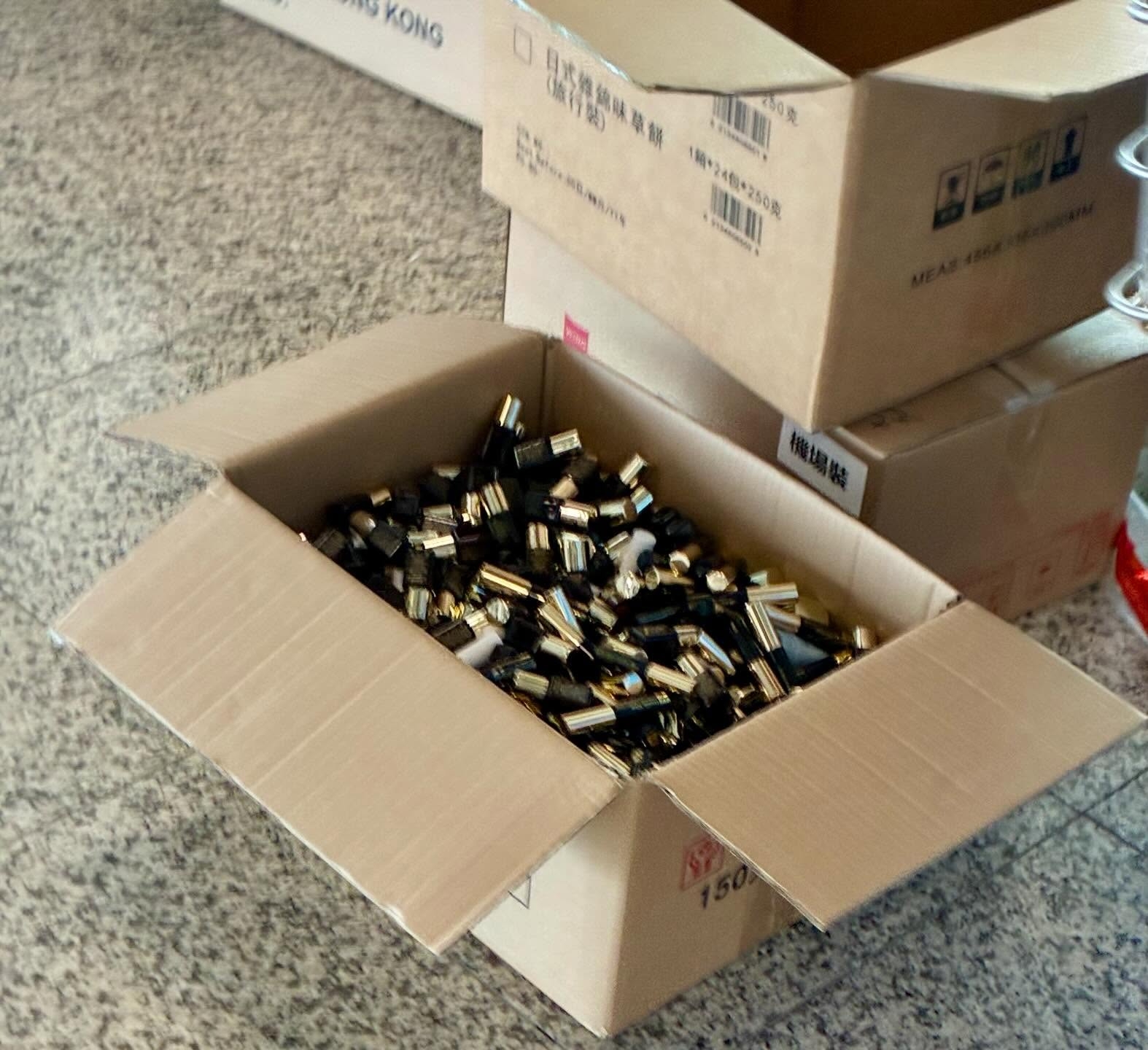 機場離境大堂水貨客勁猖狂　隨地拆盒執貨當周邊人無到　市民質疑：係咪逃稅 (Threads@laitinggg)