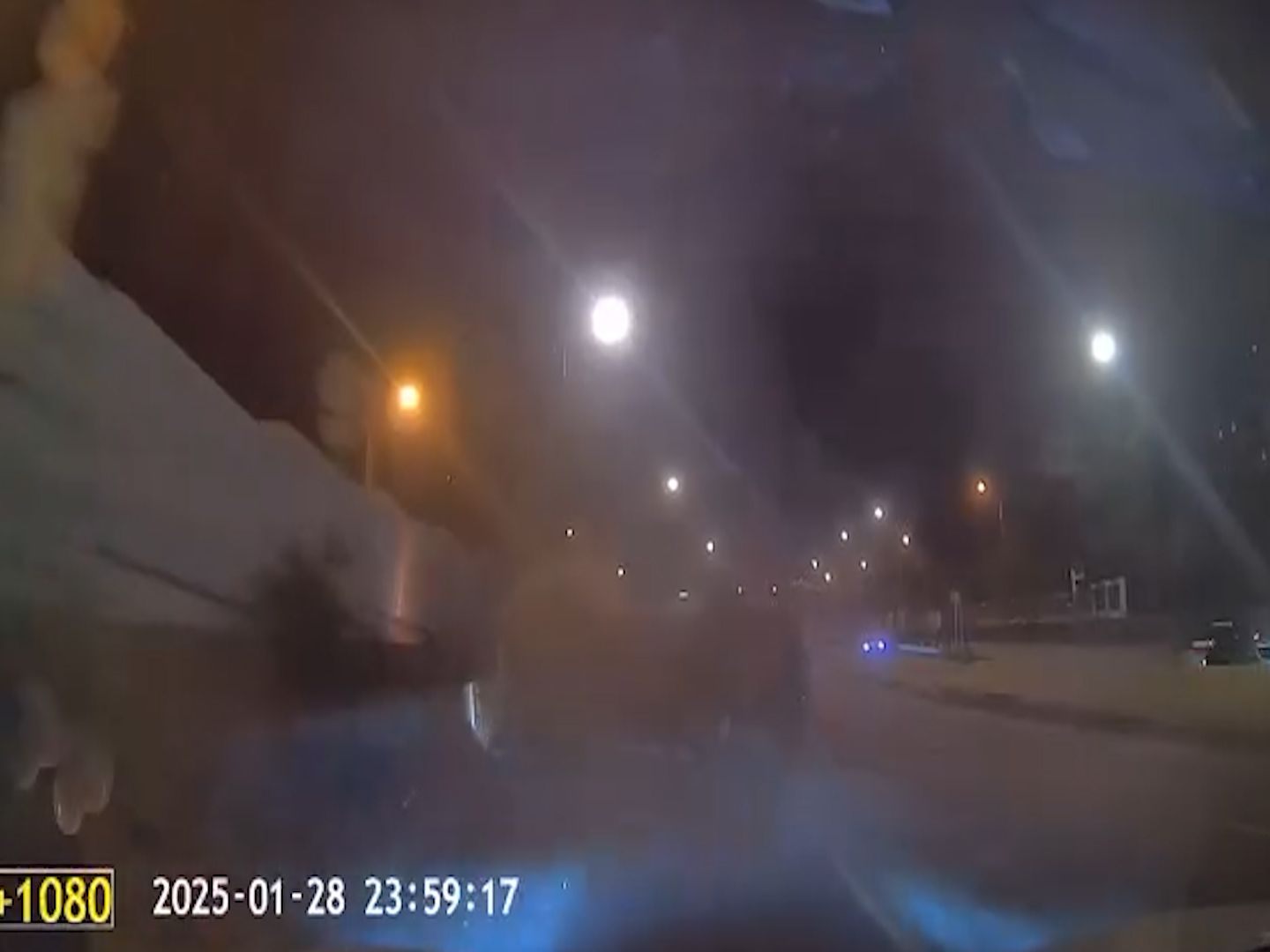 呈祥道私家車影線位切線失敗，鏟石壆再連打關斗四輪朝天