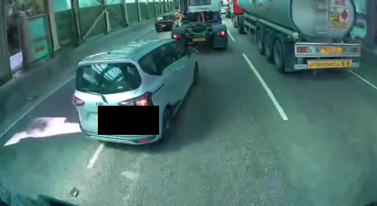 車Cam直擊｜屯門公路私家車突停駛「閘大車」　疑不服氣路中心落車