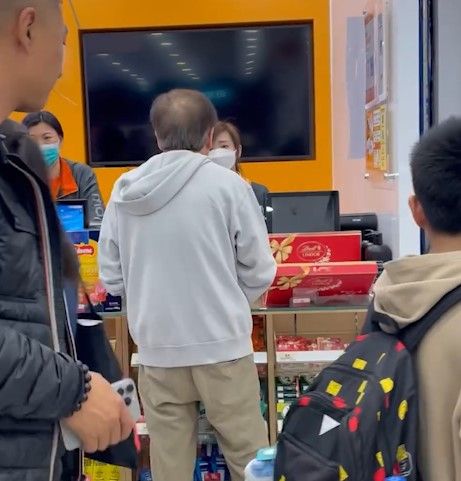 萬寧客人欲換貨惟單據無效爆粗鬧職員。(影片截圖)