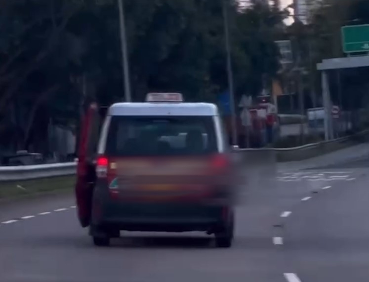 車Cam直擊｜東區走廊的士車門未關「照開車」　疑小露寶電門失靈