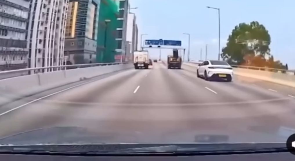 西環天橋勾斗車誤跌梳化落地後車險中