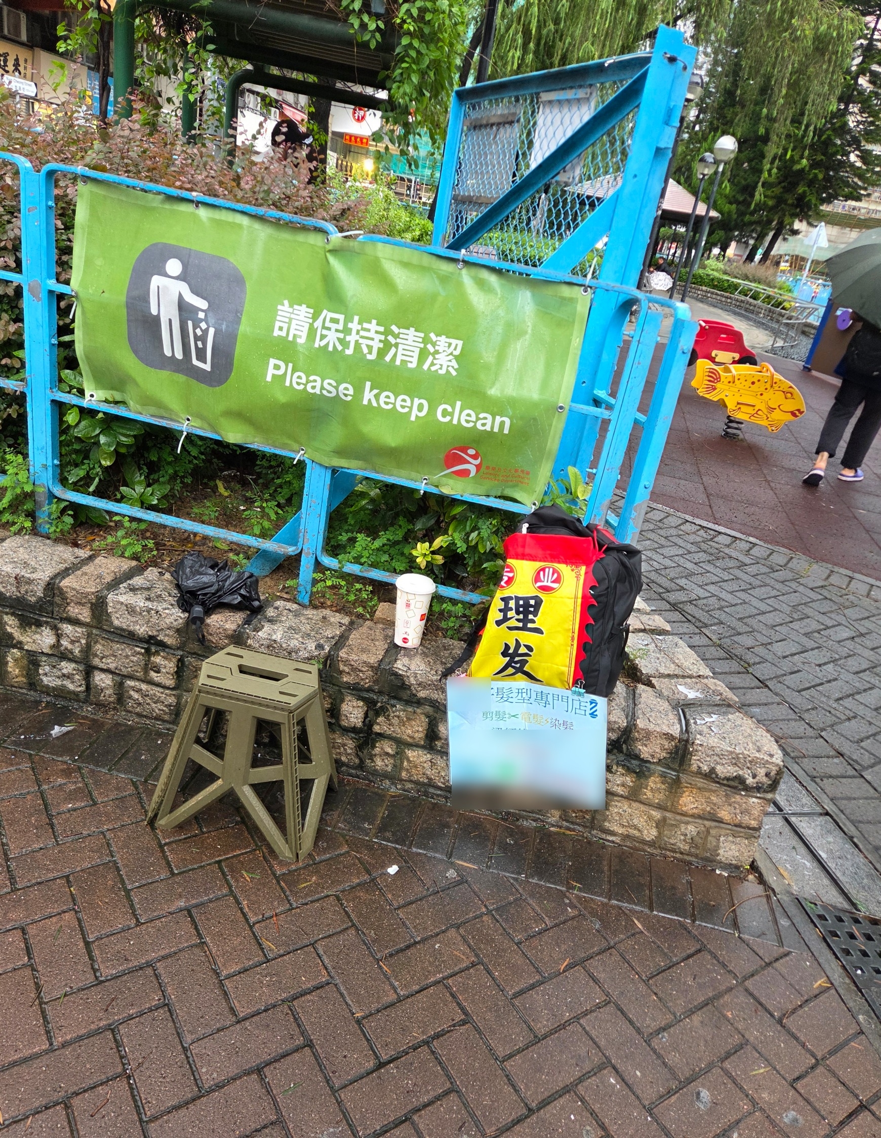 東張西望報料｜鴨寮街公園變「露天髮廊」　街坊直擊公園即場剪髮憂衛生欠佳 （觀眾李小姐報料）