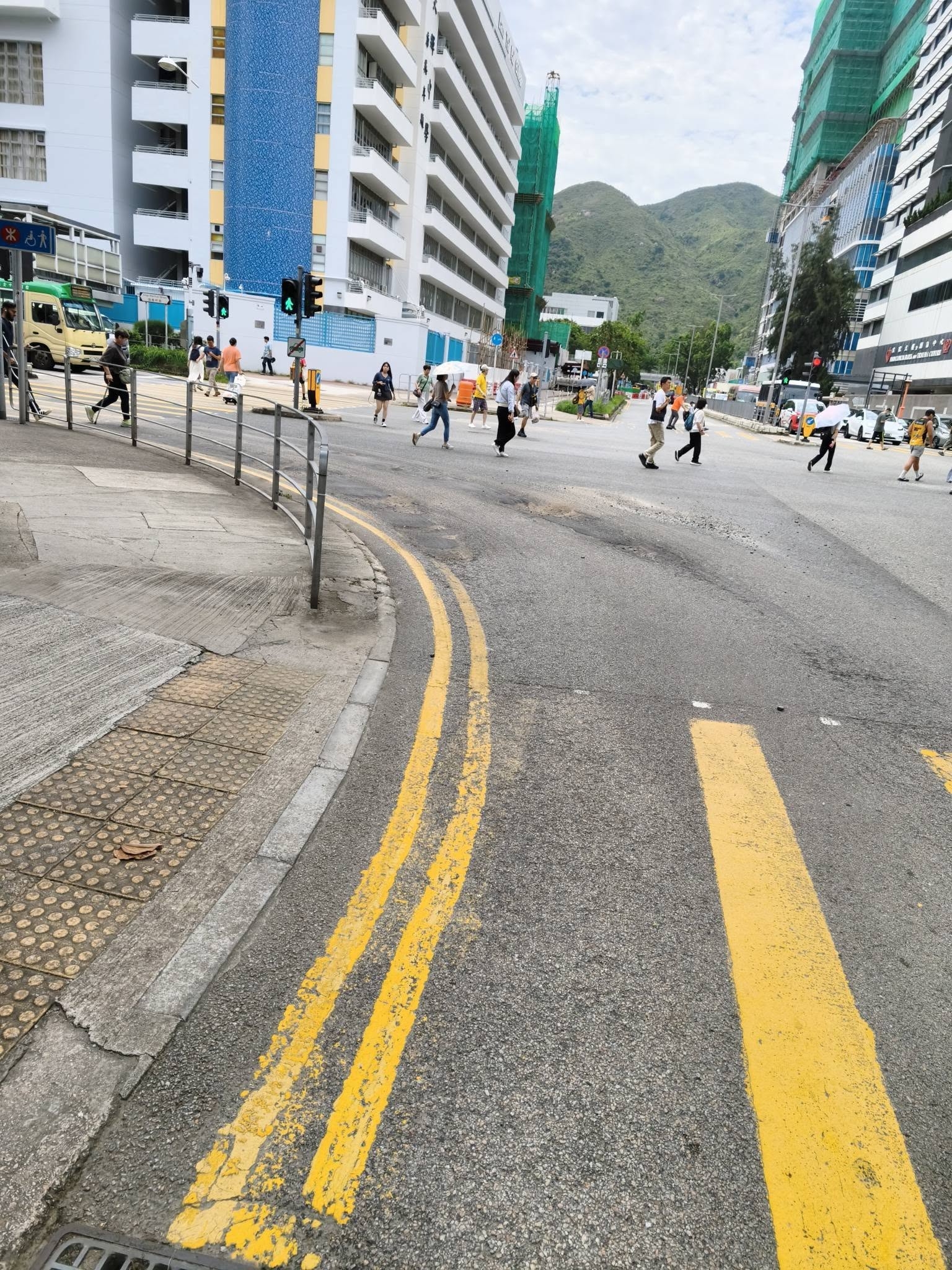 東張西望報料｜威院對開路口「滿布碎石」　兩輪車隨時跣胎失控　街坊憂釀意外