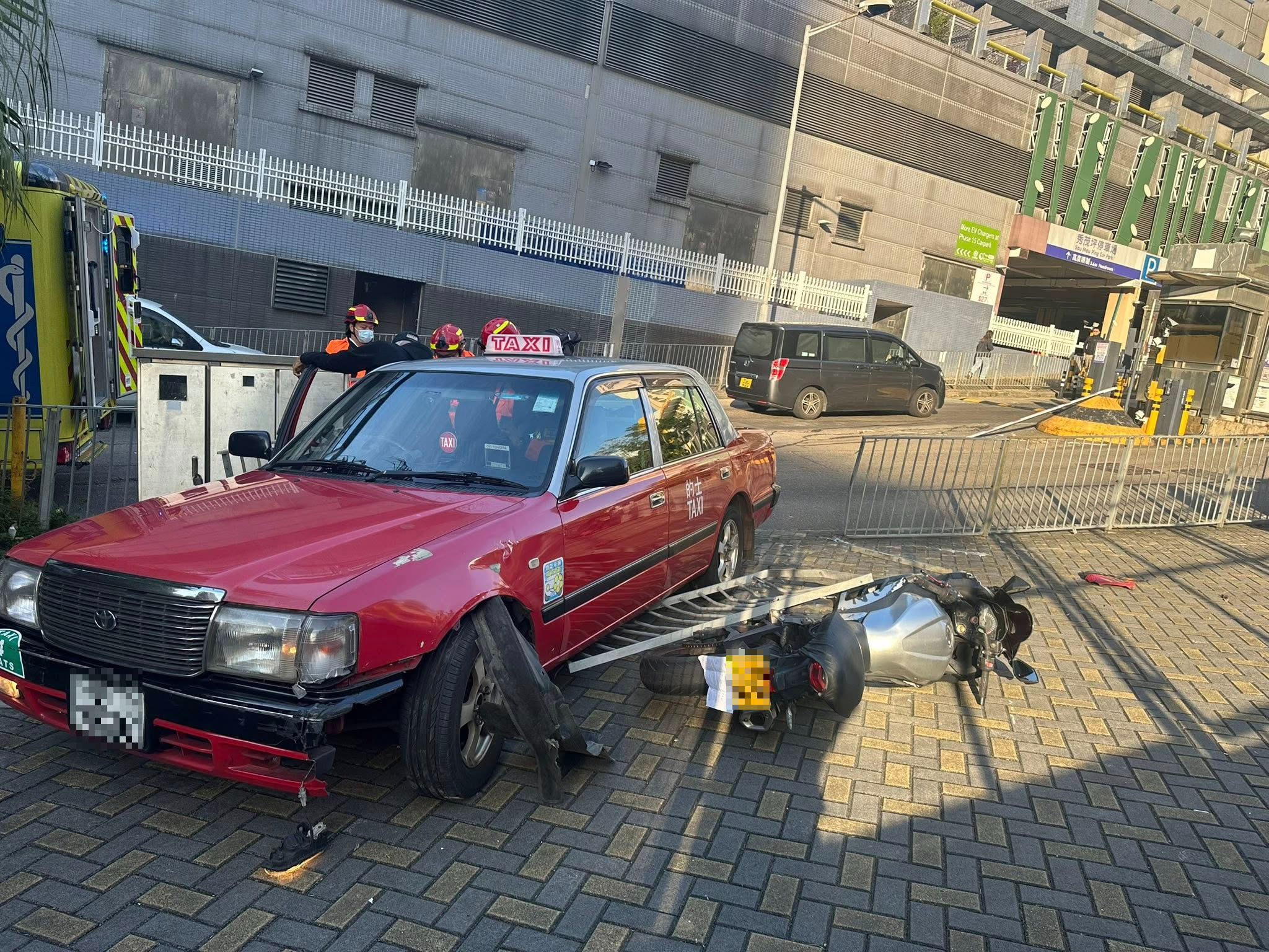 今日（11月25日）早上，在秀茂坪邨附近，一輛的士撞飛閘口閘杆，再溜前撞毀鐵欄，並撞倒一輛電單車，最終停在行人路上。（Faceook圖片／車cam L（香港群組）／Roxanne Lam）