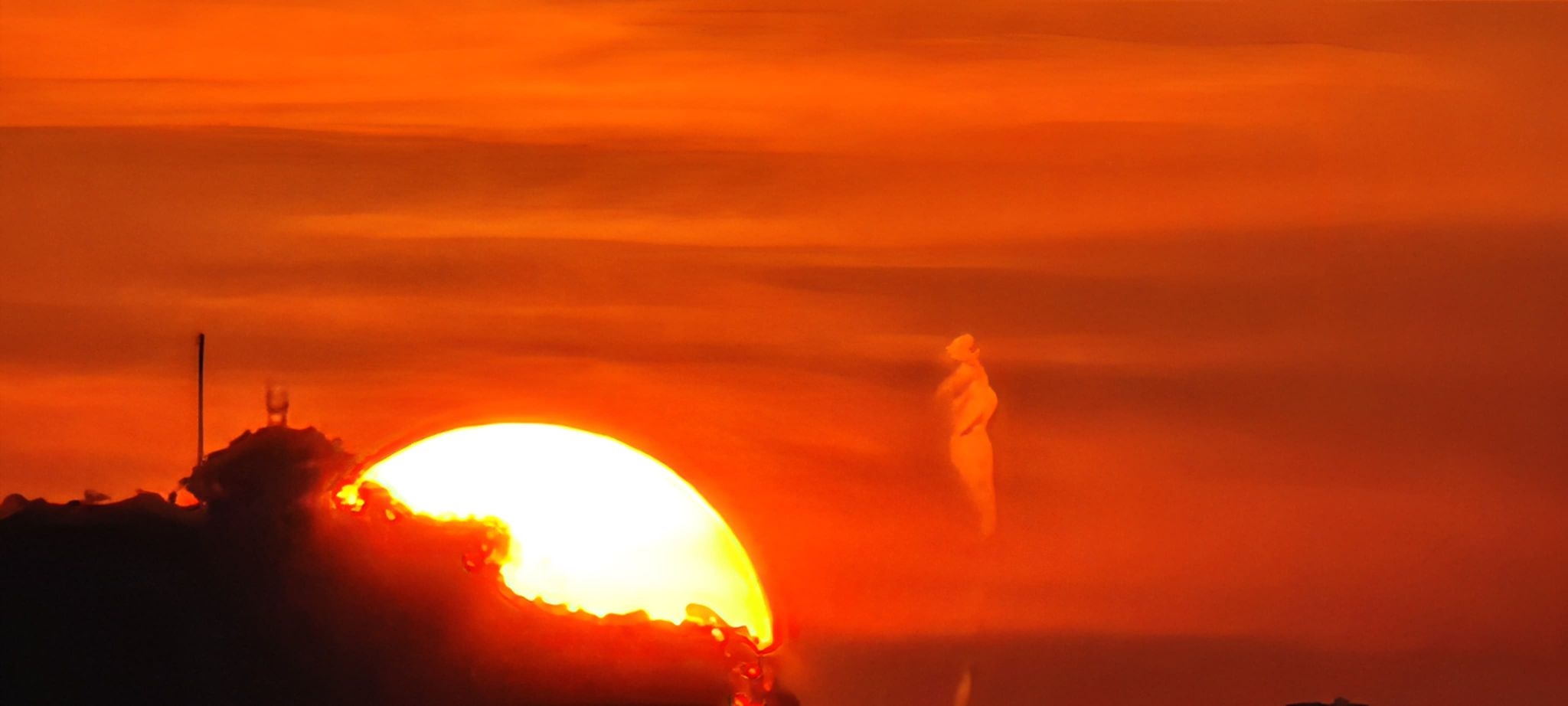 香港天空突現「人型物體」惹網民討論　高人解答海市蜃樓幻象出現原因 (FB@社區天氣觀測計劃 CWOS )