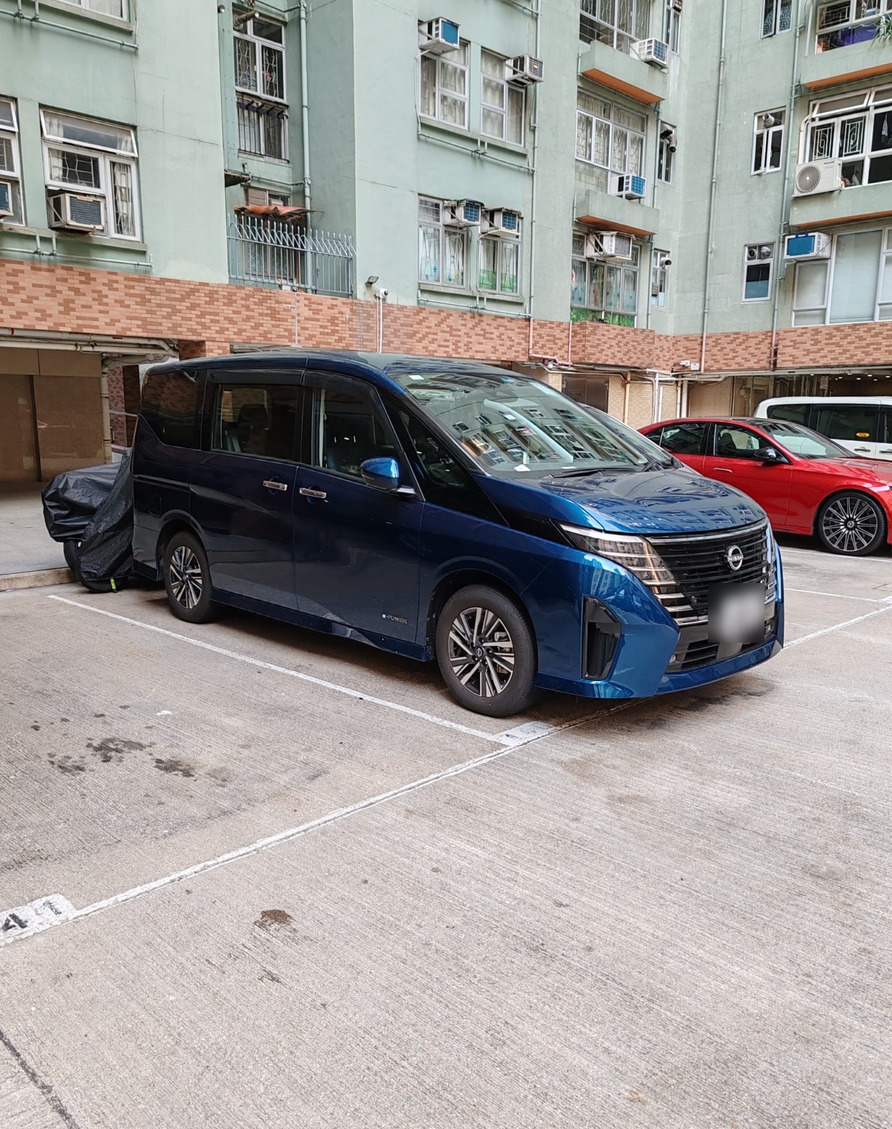 東張西望報料｜美孚停車場車位亂泊亂象叢生　觀眾形容情況誇張「泊3架車」（觀眾報料提供圖片）