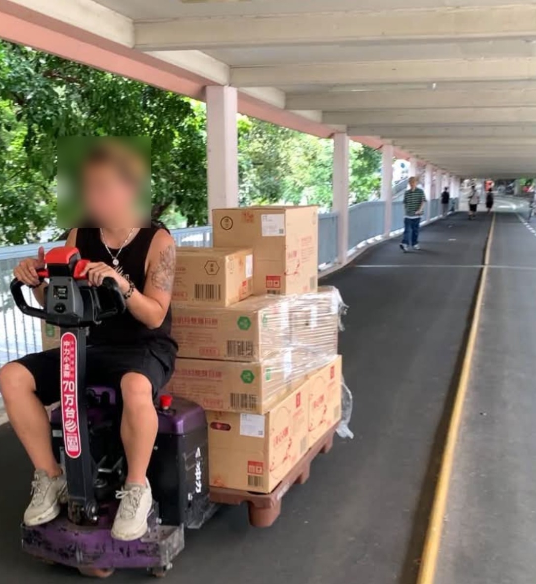 東張西望報料｜電動車仔行人天橋狂飆送月餅途人走避　街坊憂撞傷人 （觀眾曾先生報料提供）