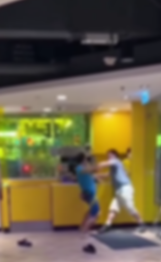 快餐店MMA｜赤腳男狂打再連環拳膝撞爆另一男子面部