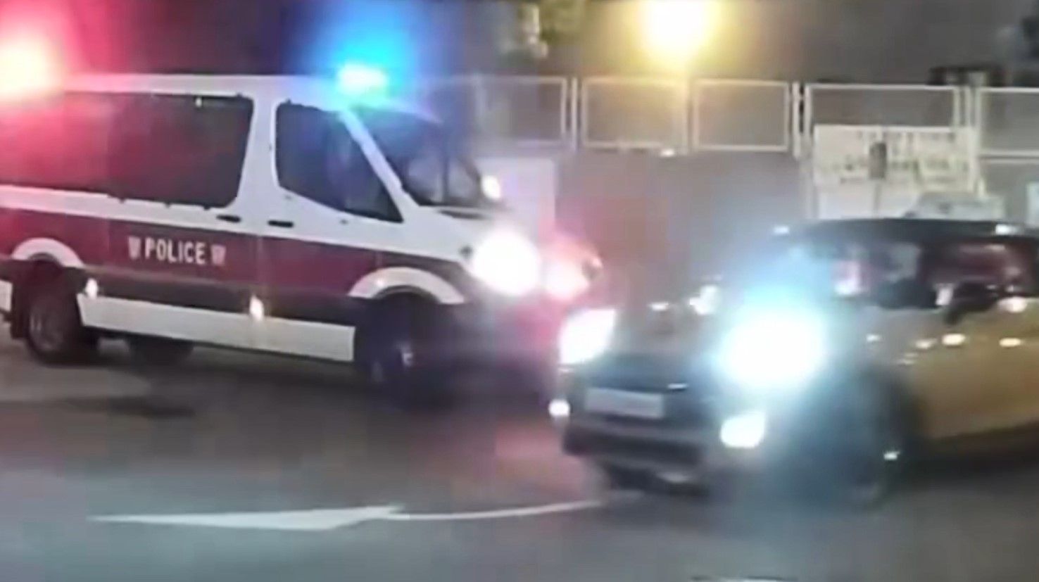 私家車讓線無停車兼閘警車遭斷正
